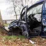 Auto prallt gegen Baum - Verkehrsunfall
